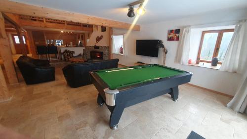 Travexin Casa | LA FERME LES DIGITALES bain nordique, billard