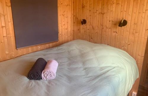 Roye Chalet De Esquí | La Feuille - Cabane isolée avec vue sur étang, terrasse privée & pêche