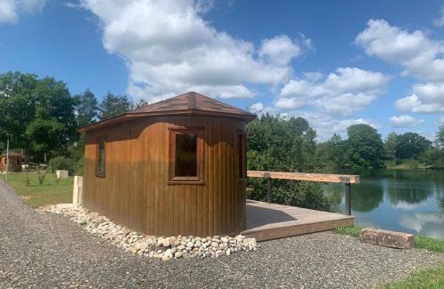 Roye Chalet De Esquí | La Feuille - Cabane isolée avec vue sur étang, terrasse privée & pêche