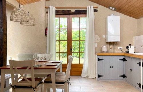 Savignac-de-Duras Casa | La Fleur de Savignac · 3 bd, pool, views, WiFi