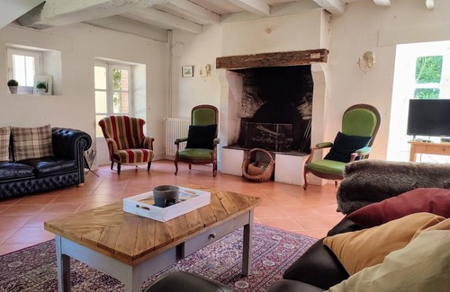 Bourneau Casa | La Forêt Cottage en Château de Bourneau con piscina privada y jardín