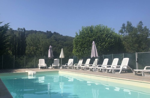 Les Eyzies Cabaña | La Petite Maison en Les Girouteaux 3 encantadoras cabañas de 4 estrellas con piscina