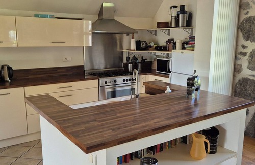 Mur-de-Barrez Casa | La Grange, a tranquil retreat filled with modern touches, near Mur de Barrez