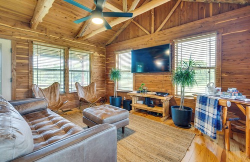 La Grange Cabina | La Grange Cabin on Acreage: Close to Wineries