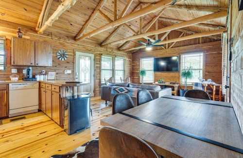 La Grange Cabina | La Grange Cabin on Acreage: Close to Wineries