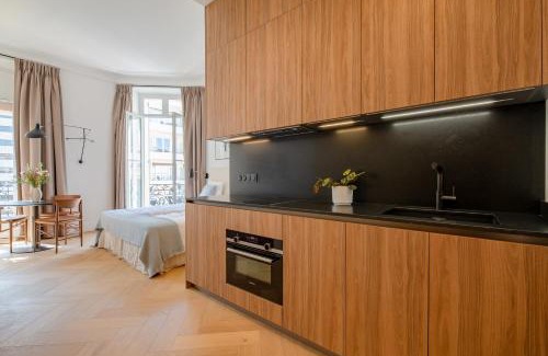 Cannes City Centre Apartamento | La Guitare 23 - Large modern studio with balcony in center of Cannes, just behind Grand Hotel
