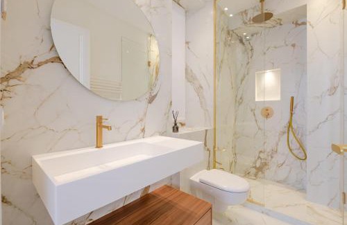 Cannes City Centre Apartamento | La Guitare 23 - Large modern studio with balcony in center of Cannes, just behind Grand Hotel