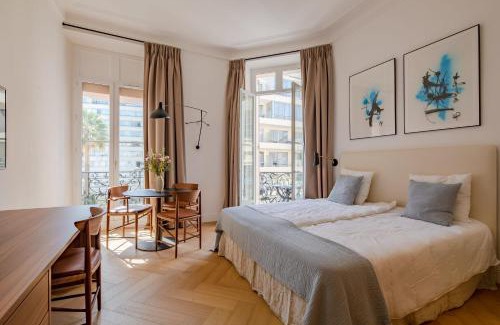 Cannes City Centre Apartamento | La Guitare 23 - Large modern studio with balcony in center of Cannes, just behind Grand Hotel