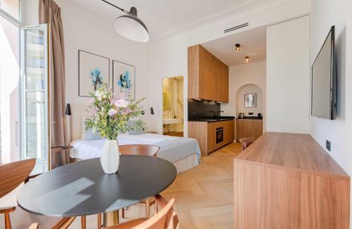 Cannes City Centre Apartamento | La Guitare 23 - Large modern studio with balcony in center of Cannes, just behind Grand Hotel
