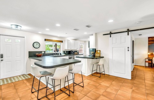 Sarasota Casa | La Hacienda/heated pool, hot tub, 6 mi to beach