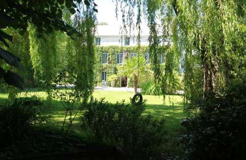Le Rosais-La Flourie Cama Y Desayuno | La Haute Flourie - bed and breakfast -chambres d'hôtes