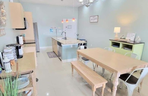 South Padre Island Condominio | La Isla F102 2 Bedroom Condo by RedAwning