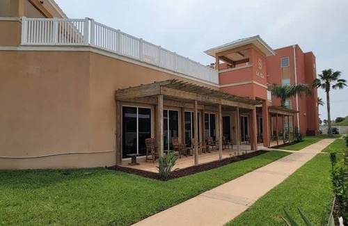 South Padre Island Condominio | La Isla F102 2 Bedroom Condo by RedAwning