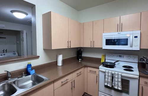 University City Apartamento | La Jolla Crossroads – Luxe 1BRs with resort pools, spa, and artful design.