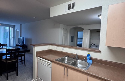 University City Apartamento | La Jolla Crossroads – Luxe 1BRs with resort pools, spa, and artful design.