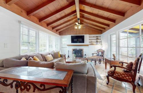 Country Club Casa | La Jolla Historic Gem, Hot Tub, Game Room, Garden Oasis with Firepit & Courtyard Dining