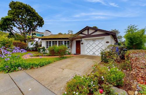 Country Club Casa | La Jolla Historic Gem, Hot Tub, Game Room, Garden Oasis with Firepit & Courtyard Dining