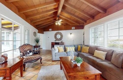 Country Club Casa | La Jolla Historic Gem, Hot Tub, Game Room, Garden Oasis with Firepit & Courtyard Dining