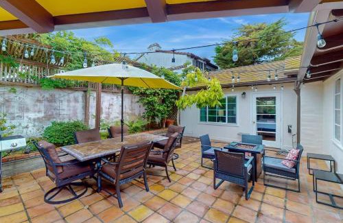 Country Club Casa | La Jolla Historic Gem, Hot Tub, Game Room, Garden Oasis with Firepit & Courtyard Dining
