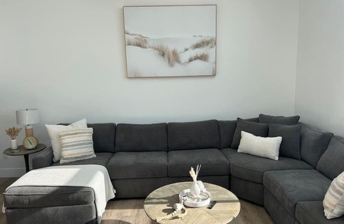 Beach Barber Tract Casa | La Jolla Townhouse steps away from Windansea beach