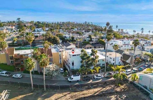 Beach Barber Tract Casa | La Jolla Townhouse steps away from Windansea beach