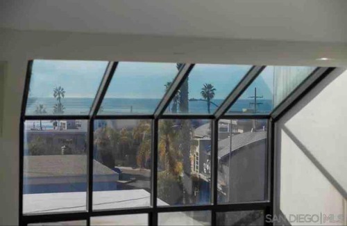 Beach Barber Tract Casa | La Jolla Townhouse steps away from Windansea beach