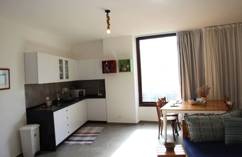 Batroun Apartamento | La Luna Luz - Full 1BR Apt w/ Balcony – Seaside at Bahsa Bay Beach, Batroun.