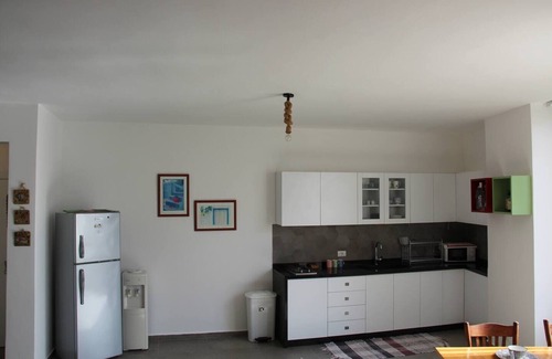Batroun Apartamento | La Luna Luz - Full 1BR Apt w/ Balcony – Seaside at Bahsa Bay Beach, Batroun.