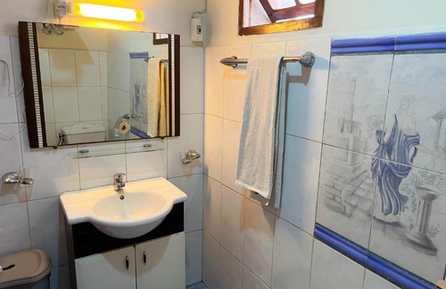 Ambohibao Casa | La maison aux chapeaux
