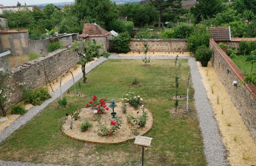 Montmarault Casa | La maison aux rosiers