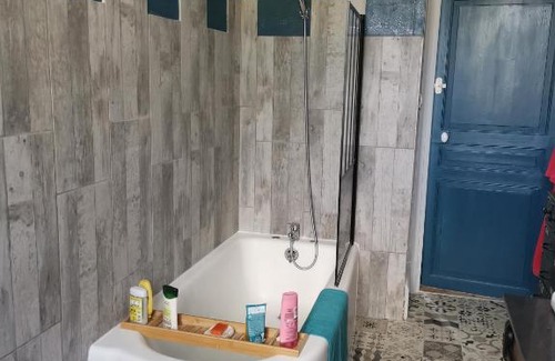Montmarault Casa | La maison aux rosiers