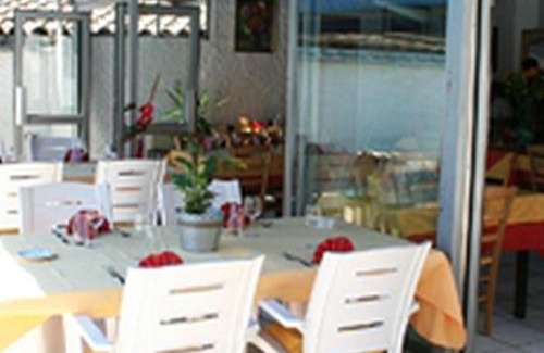 Romaneche-Thorins Hotel | La Maison Blanche
