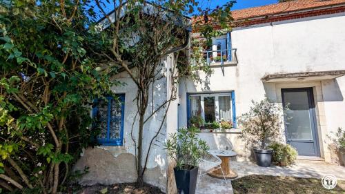 Tillenay Casa | La Maison Bleue