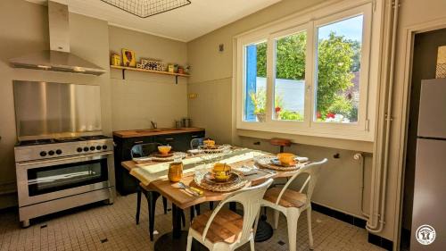 Tillenay Casa | La Maison Bleue