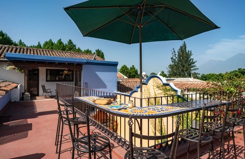 Antigua Guatemala Casa | La Maison Bleue w/pool & parking Center of Antigua