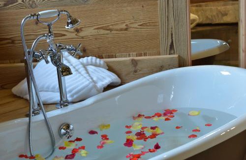 Les Cretes Cama Y Desayuno | La Maison de Dolphe Chalet de Charme & Art gallery