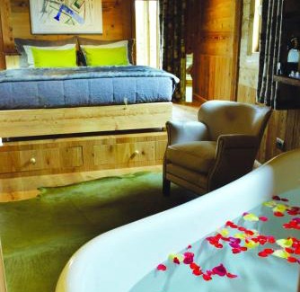 Les Cretes Cama Y Desayuno | La Maison de Dolphe Chalet de Charme & Art gallery