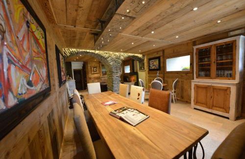 Les Cretes Cama Y Desayuno | La Maison de Dolphe Chalet de Charme & Art gallery