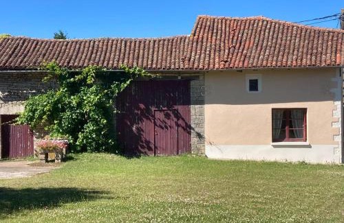 Genouille Casa | La Maison des Roses 1-Bed House in Genouille