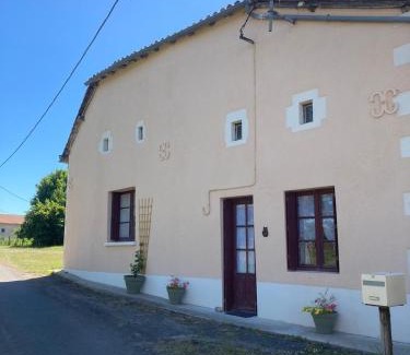 Genouille Casa | La Maison des Roses 1-Bed House in Genouille