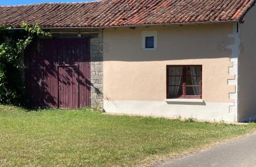 Genouille Casa | La Maison des Roses 1-Bed House in Genouille