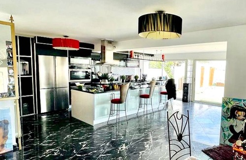 Le Grau-Du-Roi Casa | La Maison du Bonheur, Swimming pool, Jacuzzi, Billiards