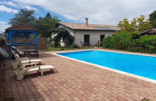 Saint-Bernard Cama Y Desayuno | La maison du Bonheur - Chambre Tourterelle - borne de recharge VE