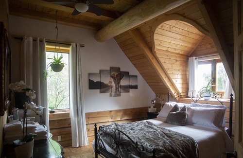 Sainte-Marie Cabina | La maison en bois rond vous offre des chambres majestueuses à couper le souffle.