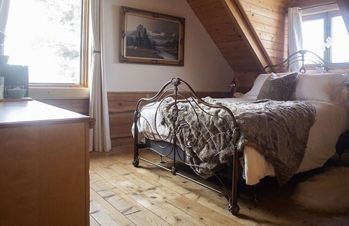 Sainte-Marie Cabina | La maison en bois rond vous offre des chambres majestueuses à couper le souffle.