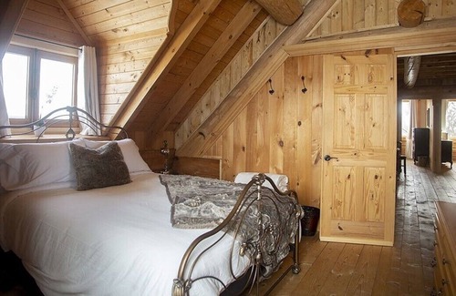 Sainte-Marie Cabina | La maison en bois rond vous offre des chambres majestueuses à couper le souffle.