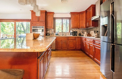 Stroudsburg Casa | La Maison | Heated Pool Hot Tub Ski Games