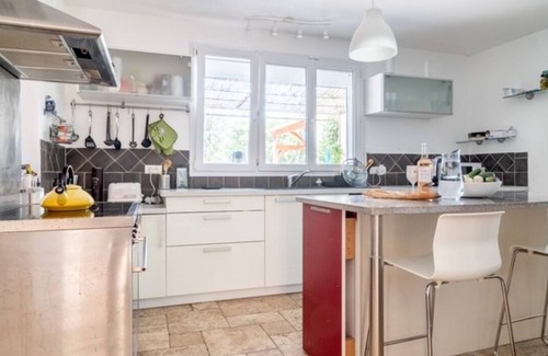 Besse-sur-Issole Casa | La Maison Noz, bastide with swimming pool, ideal for friends and families