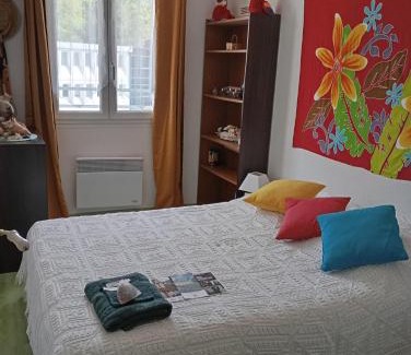 Nevers Casa | la maison rose 2 chambres avec lit pour 2 personnes et 2 salles de bains a 15 kilomètres du circuit de Magny-Cours et 1,2 kilomètre du sanctuaire de ste Bernadette