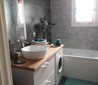 Nevers Casa | la maison rose 2 chambres avec lit pour 2 personnes et 2 salles de bains a 15 kilomètres du circuit de Magny-Cours et 1,2 kilomètre du sanctuaire de ste Bernadette